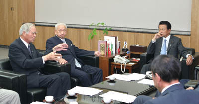 麻生総務大臣に説明する山本文男全国町村会長(左）の写真