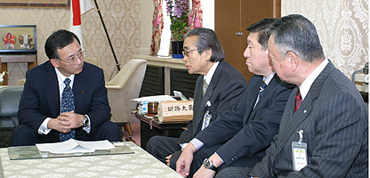 谷垣財務大臣（左）・鹿野副会長（右）の写真