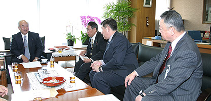 久間自民党総務会長（左）の写真