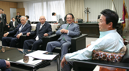 山本会長（左）・麻生総務大臣（右）の写真