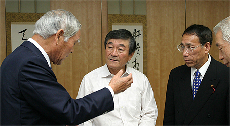 山本会長（左）・今井総務副大臣（中央）の写真