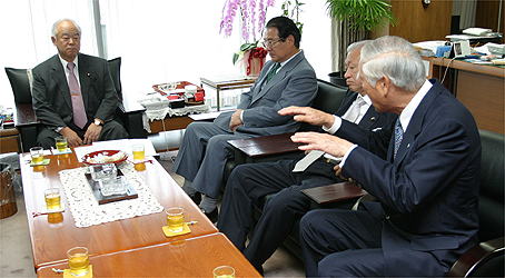 久間自民党総務会長（左）・山本会長（右）の写真