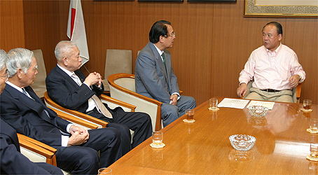 山本会長（左）・武部自民党幹事長（右）の写真