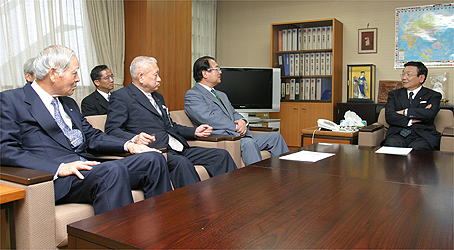 山本会長（左）・与謝野自民党政務調査会長（右）の写真