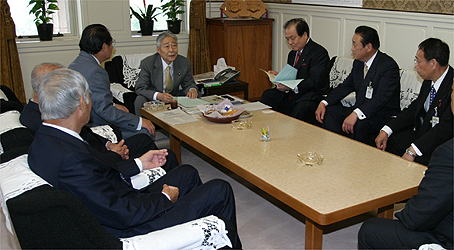 山本会長（手前左）・青木自民党参院議員総会長（中央左）・片山自民党参院幹事長（中央右）の写真