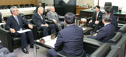 竹中平蔵 総務大臣/山本会長（左から2人目）