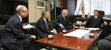 与謝野馨 経済財政政策担当大臣/青木副会長（左）
