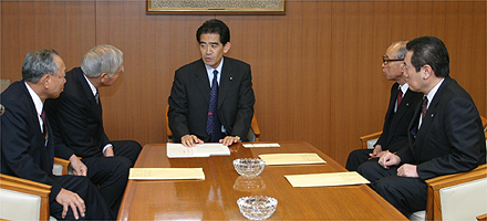 自民党逢沢幹事長代理の写真