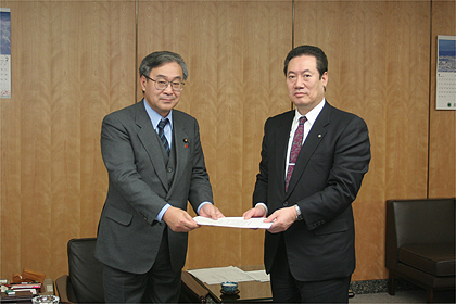 山崎総務副大臣（左）・魚津会長（右）の写真