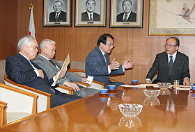 山本会長（左端）と武部自民党幹事長の写真