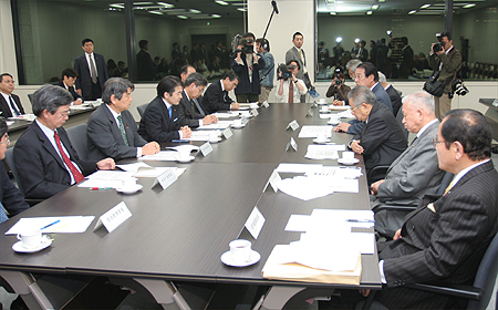 4月13日「地方財政に関する総務大臣・地方六団体会合」の写真