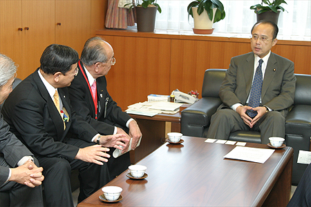 本田副会長（左）・佐田行革担当大臣（右）の写真