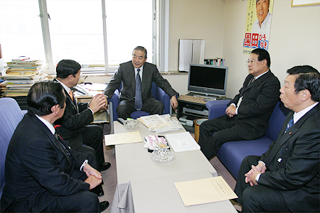 本田副会長（左から2番目）・園田博之　自民党政策金融機関改革に関する合同部会座長の写真