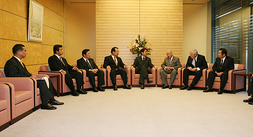 地方六団体代表が安倍総理大臣と会談した際の写真