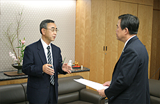松田総務事務次官（右）の写真