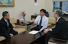 岡本自治財政局長の写真