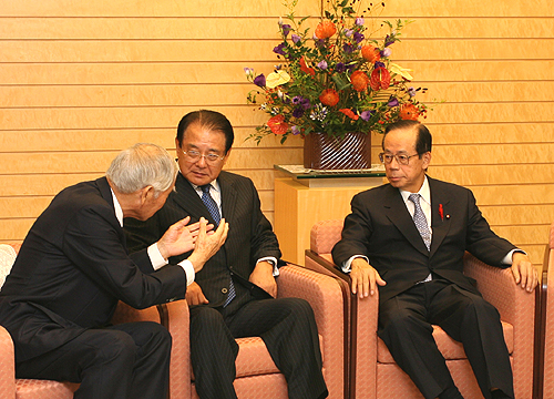 地方六団体代表が福田総理などと会談の写真１