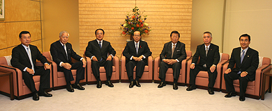 地方六団体代表が福田総理などと会談の写真２