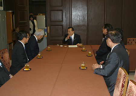山崎参議院幹事長の写真