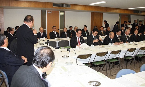 自民党総務部会に山本会長が出席の写真１