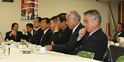 出席した地方六団体代表者の写真