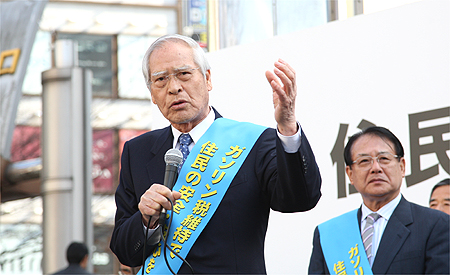 街頭演説で道路特定財源の維持に理解を求める山本会長の写真