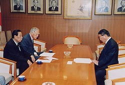 山崎幹事長(右）に要望する山本全国町村会長(左から2人目）と安原全国町村議会議長会長(左）