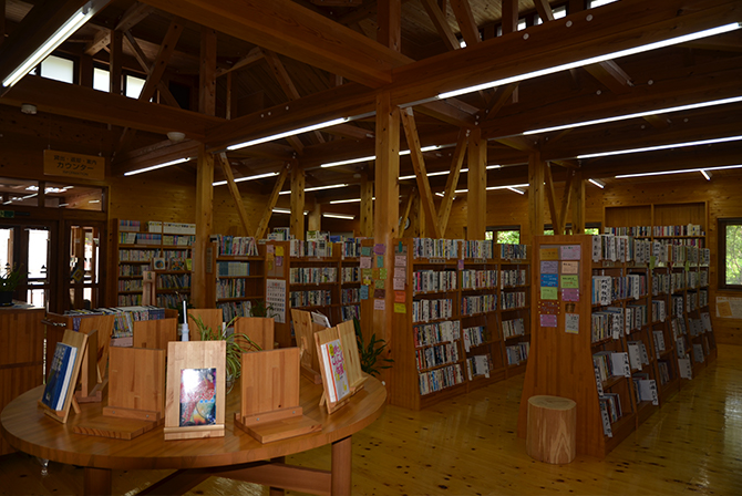 木のぬくもりが知的好奇心をくすぐるオール木造の図書館