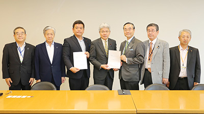 逢坂政調会長代理（中央）、森山副幹事長（左から3人目）