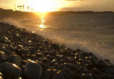 夕日に輝く鳴り石の浜