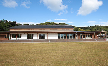 「西ノ島町コミュニティ図書館いかあ屋」全景。平成30年7月開館