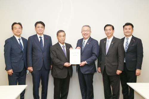 岩田副会長（中央左）が中川総務部会長（中央右）に要望書を手交 