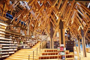 隈研吾氏設計による町立図書館「雲の上の図書館」