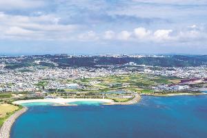 中城湾上空から望む西原町