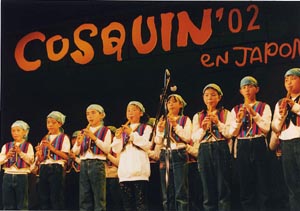'02コスキン・エン・ハポンの舞台に立つ川俣小学校4年1組のチームの写真