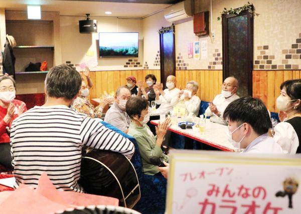 平日昼、大盛況にて開催される「みんなのカラオケ」風景