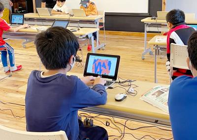 自動操舵できるロボットトラクター等の新技術を導入。プログラミング教育で人材も育成中