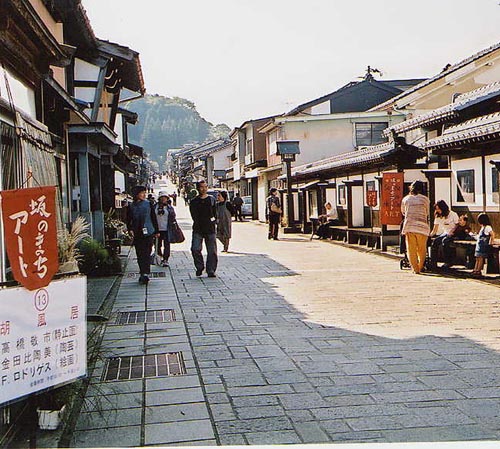 古い商家が軒を連ねる諏訪町本通りの写真