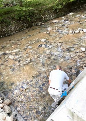 取水口は定期的に流木等の除去が必要