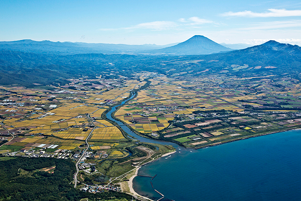 日本海から望む共和町