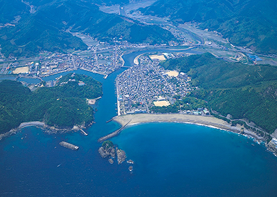 太平洋を望む美波町日和佐地区市街地