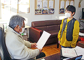 校内論語検定：校長先生の前で暗唱する生徒