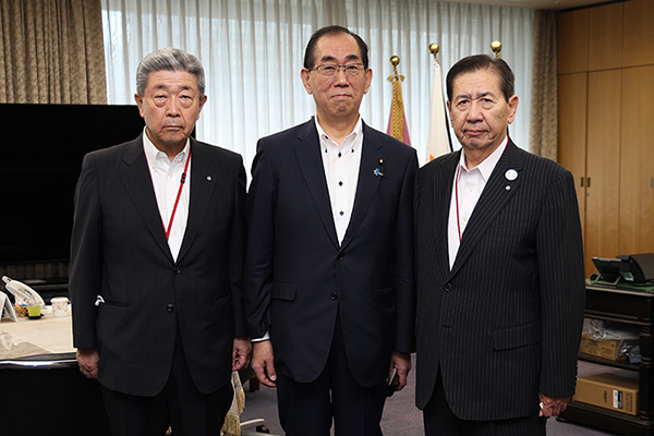 松本総務大臣（中央）、吉田会長（左）、矢田会長代行（右）