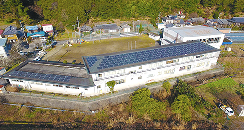 廃校となった旧峯口小学校に太陽光発電施設を設置