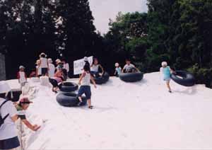「雪氷まつり」を楽しむ子供たちの写真