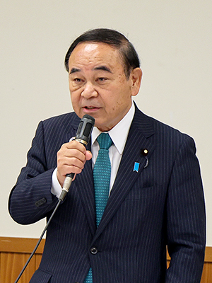 挨拶する坂本委員長