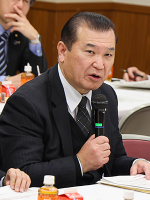 発言する鈴木副委員長