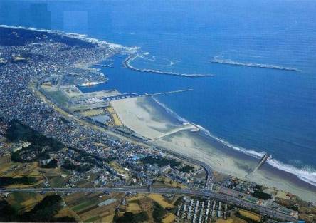 大洗町の市街地と海岸線の写真