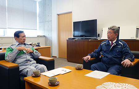 津幡町役場にて矢田町長・石川県町長会長（左）と面談　