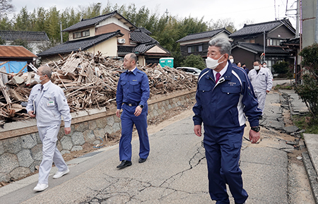 液状化被害の現場を視察